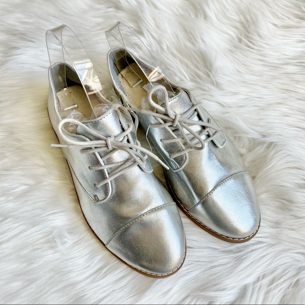 NWT Gap Silver Shoes - Picture 2 of 7